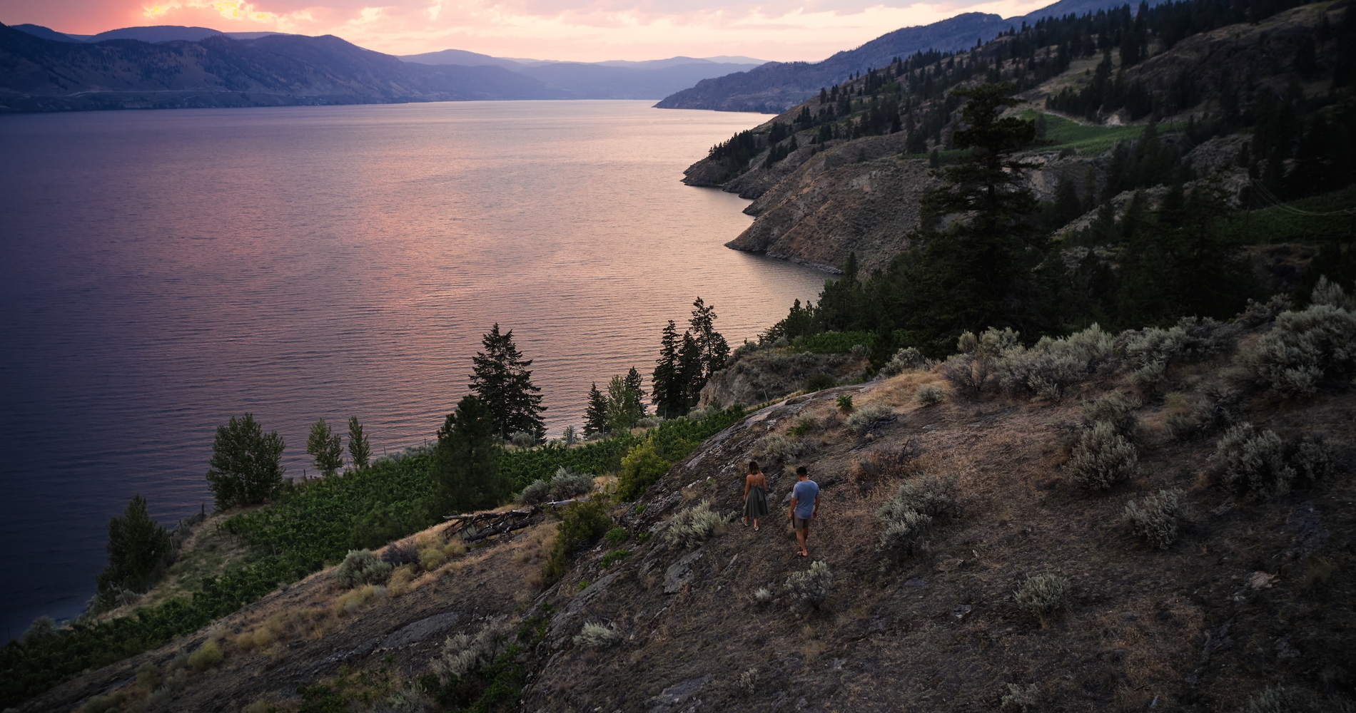 A couple hiking along the Naramata Bench | Hubert Kang